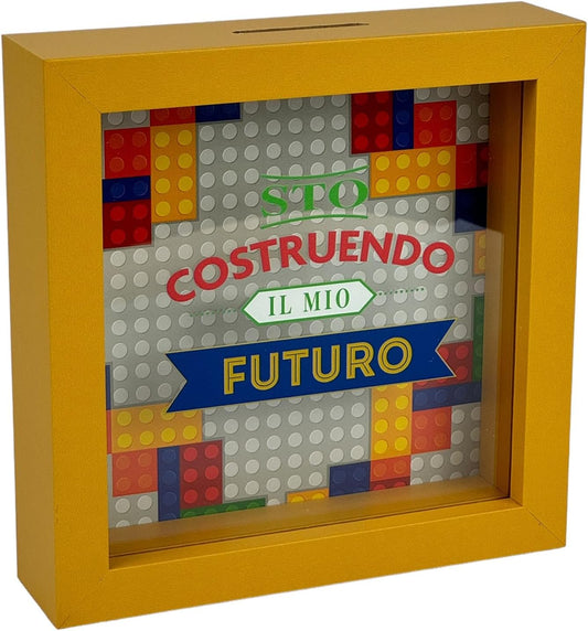 Salvadanaio Quadretto – “Sto Costruendo il Mio Futuro” 🧱💛