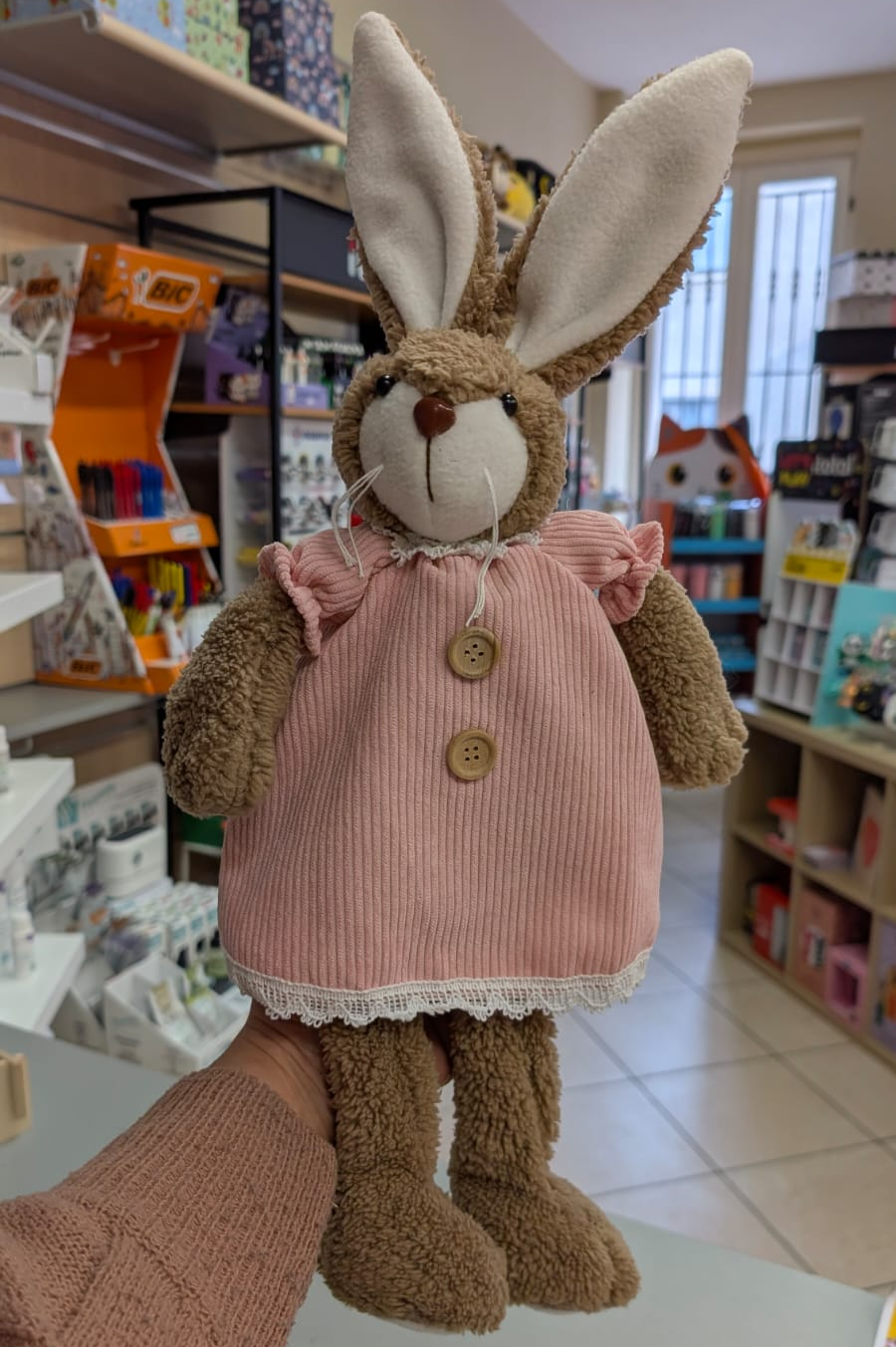 Peluche pasquale decorativo con vestito rosa