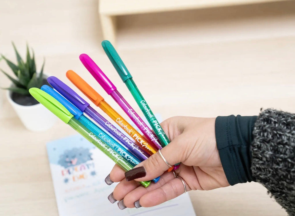 Mano che tiene set di penne a sfera Pick Pen Colourbook colorate con inchiostro brillante