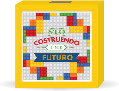 Salvadanaio Quadretto – “Sto Costruendo il Mio Futuro” 🧱💛