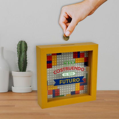 Salvadanaio Quadretto – “Sto Costruendo il Mio Futuro” 🧱💛